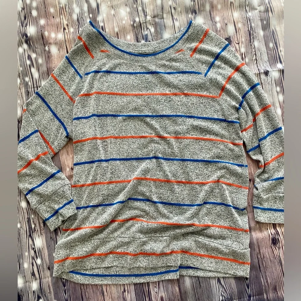 3/4 Sleeve Raglan Sleeve Top - Picture 2 of 4